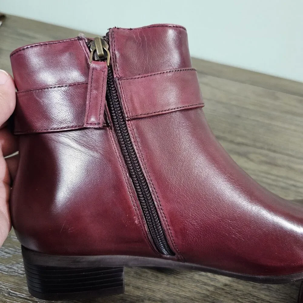 Trotters Melody Ankle‎ Boots Dark Red Women's Size 9.5 Buckle Detail Heel Zip